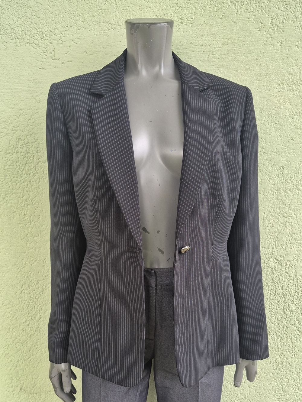 Tahari (Arthur S. Levine) Ladies  Black Pin-Striped (1) Button Classic Blazer